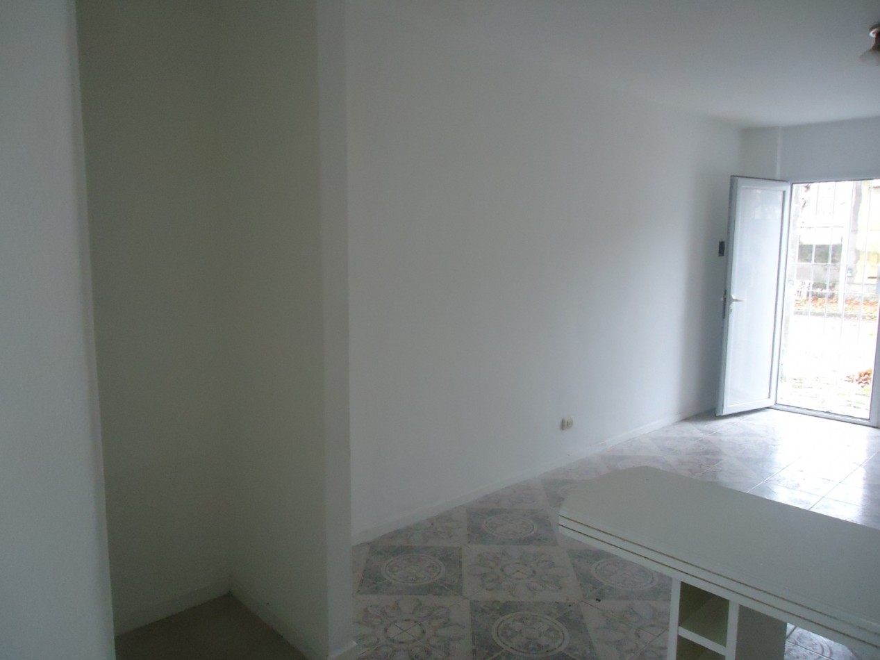 ALQUILER 24 MESES PH AL FRENTE DE 3 AMBIENTES CON PATIO INTERNO. POMPEYA